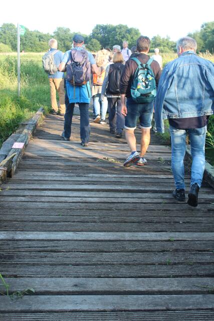 Wie überqueren erneut die Aue. Siegfried Bernert erzählt, dass sie in Richtung Horneburg zur Lühe wird und dass sich weiter in Richtung Elbe auch die Gezeiten auf den Fluss auswirken