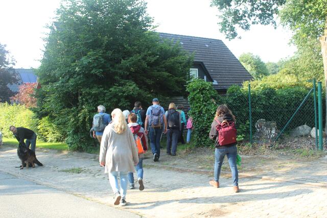 Zwischen zwei Grundstücken gibt es rechts einen kleinen Weg. Dort biegen wir ein