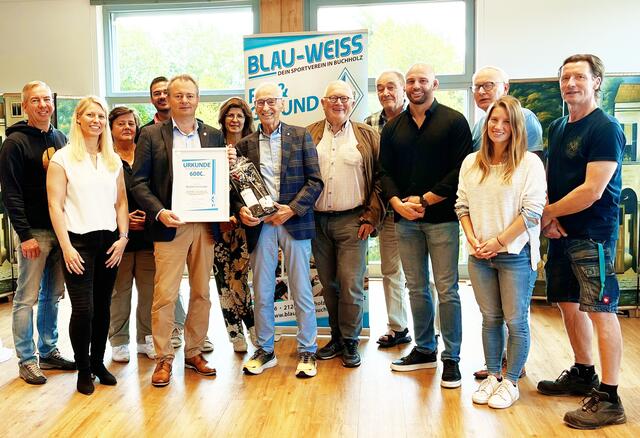 Vereinsvorsitzender Arno Reglitzky (7. v. li.), Vorstand und Mitarbeiter von Blau-Weiss Buchholz überraschten WOCHENBLATT-Geschäftsführer Stephan Schrader (5. v. li.) mit einer Urkunde für seinen Vereinseintritt als 6.000. Mitglied | Foto: Blau-Weiss Buchholz