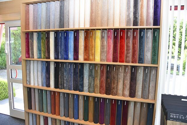 Dem Kunden steht eine große Auswahl an Bodenbeläge zur Auswahl | Foto: Axel-Holger Haase