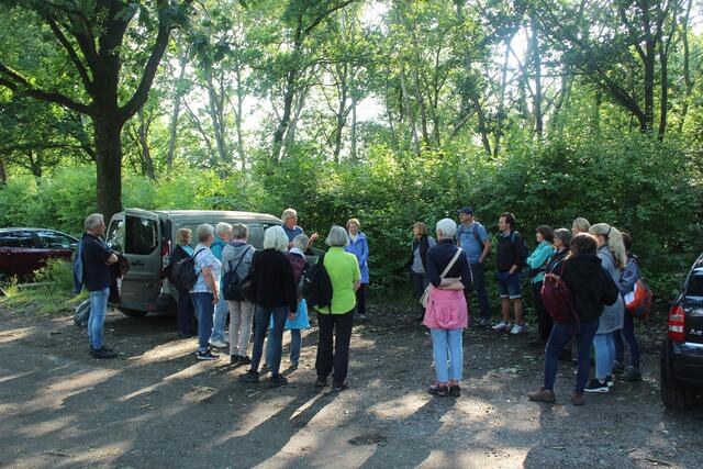 Begrüßung der Gruppe auf dem Parkplatz am Ehrenberg