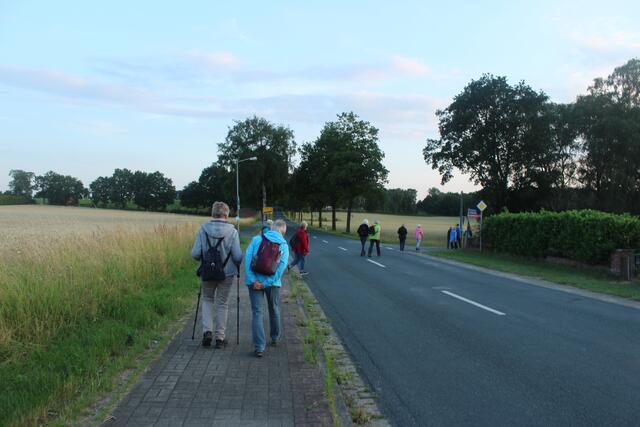 Rechts abbiegen in den Wanderweg