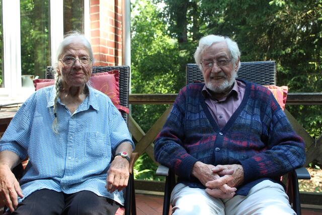 Henni und Lothar Rethfeldt heute. Sie genießen die Ruhe in ihrem schönen Garten. | Foto: sra