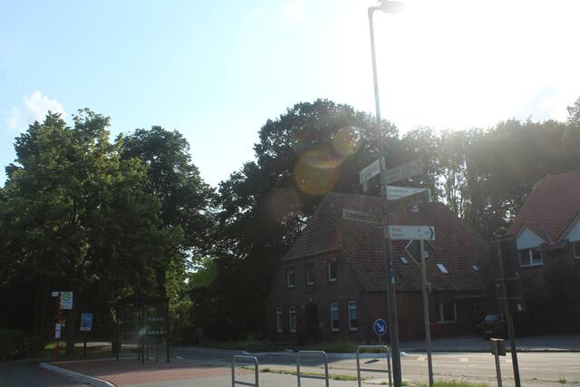 Wegweiser - wir biegen nach rechts in die Horneburger Straße ab