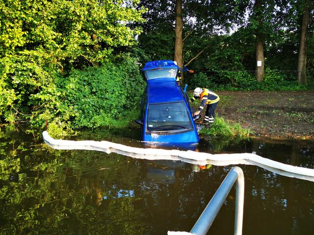 Die Feuerwehr Maschen barg diesen im Wasser des Maschener Angelsees stehenden Pkw. Über das Kleinboot der Feuerwehr Maschen wurden Ölschlengel rund um das Fahrzeug gesetzt | Foto: Remon Hirschmeier, Feuerwehr Maschen
