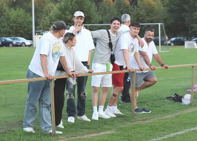 Auch die Fans sorgten schon bei den Gruppenspielen am Freitagabend für tolle Stimmung auf der Sportanlage in Heidenau  | Foto: cc