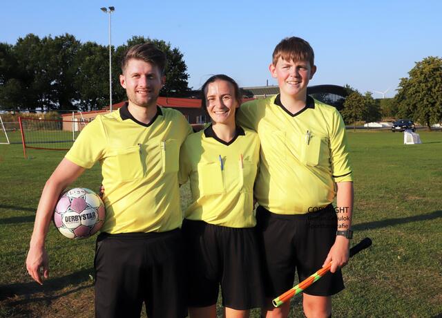 Im Finalspiel zeigte auch das Schiedsrichter-Trio eine tolle Leistung mit (v.l.): Tim Lahse, Leena Maaß (beide TSV Elstorf), und Julian Leferink (TVV Neu Wulmstorf) | Foto: cc