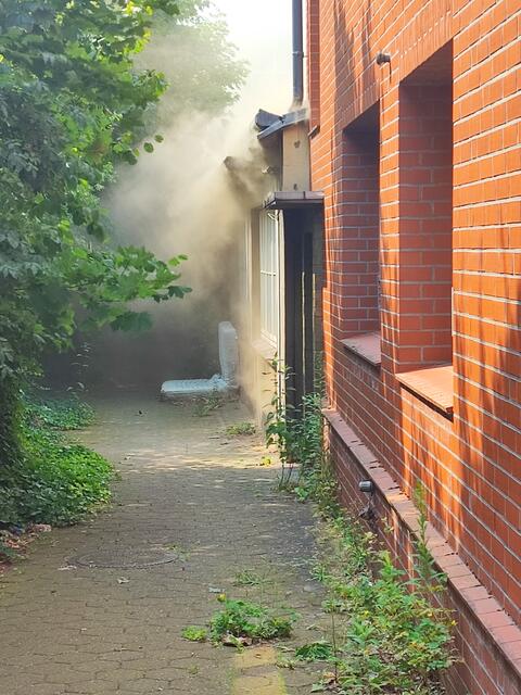 Auch im Bereich der Bahnhofstraße breitet sich der Qualm aus | Foto: thl