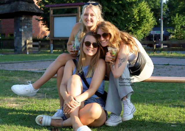 Als treue Fans erwiesen sich wieder einmal die Spielerfrauen des TSV Heidenau mit (v.l.): Jessica Gevers, Yasmin Fischer, und Swantje Hoffmann (vorne) | Foto: cc