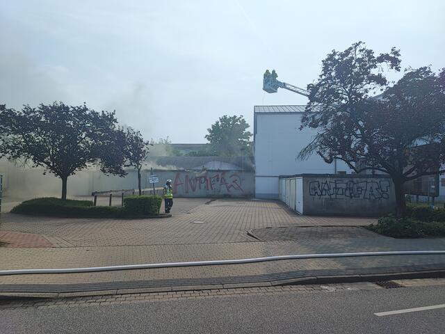 Über eine Drehleiter versuchen die Retter den Brandherd zu lokalisieren | Foto: thl