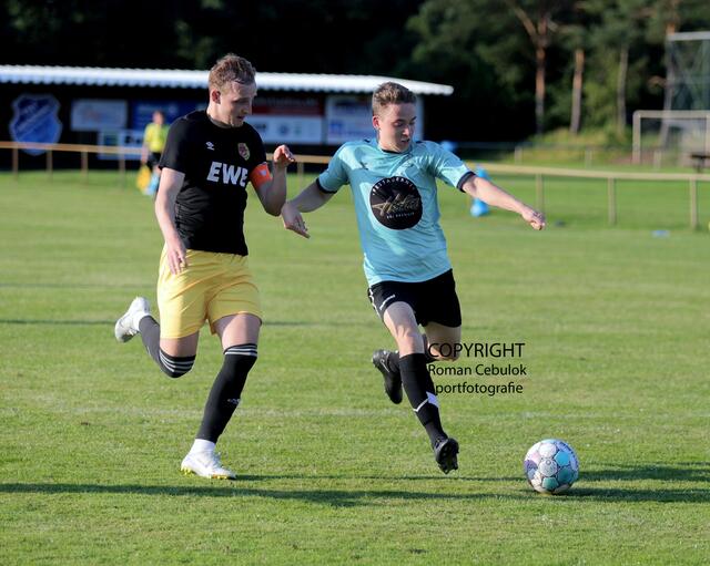 Im Finalspiel gab es spannende Zweikämpfe zwischen dem zweifachen Buchholzer Torschützen Dave Stoffers (re.) und dem Kapitän des TSV Apensen, Clemens Groth (li.) | Foto: cc