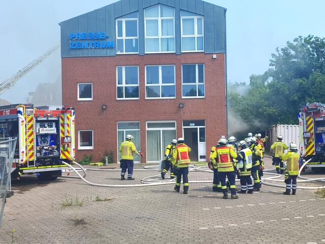 Die Feuerwehr ist mit zahlreichen Einsatzkräften vor Ort | Foto: thl