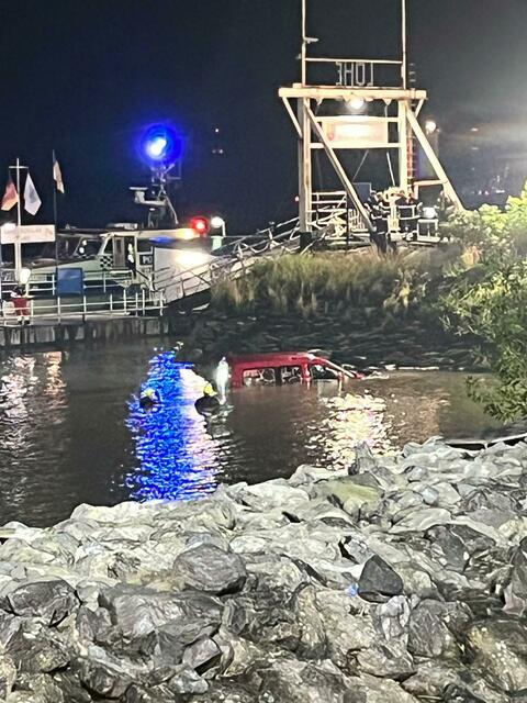 Das Fahrzeug wurde 50 Meter vom Ufer entfernt gefunden | Foto: Polizei