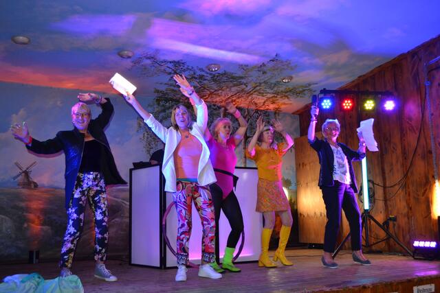 Bei der Modenschau (v. li.): Angelika Fronius, Bettina Brenning, Elsbeth Matthies, Anne Peters und Heidi Klemm | Foto: bim