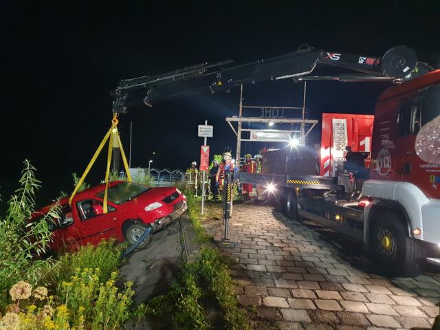 Wem der VW Caddy gehört und wer ihn gefahren ist, steht noch nicht fest | Foto: Polizei