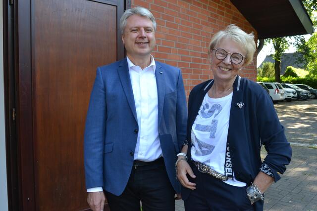 Vorsitzende Heidi Klemm begrüßte auch Tostedts SAmtgemeinde-Bürgermeister Dr. Peter Dörsam zum Fest | Foto: bim