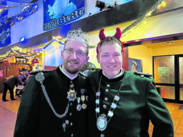 Seine Majestät Sven Baden (li.) und sein König Marc Baden hatten auf vielen Bällen und Festen mächtig Spaß Foto: Baden