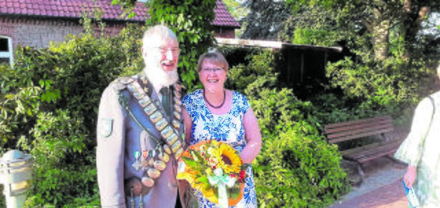 Schützenkönig Volker Tolzin und seine Königin Marietta freuten sich während der Proklamation auf das Königsjahr  | Foto: Verein