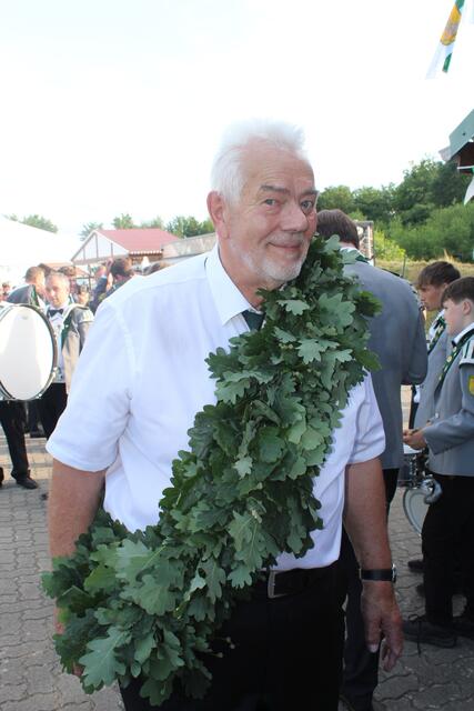 Kurz nachdem der Schuss fiel: Frank Lühman setzte sich am Ende durch und wurde der 125. Schützenkönig des SV Nenndorf | Foto: pm