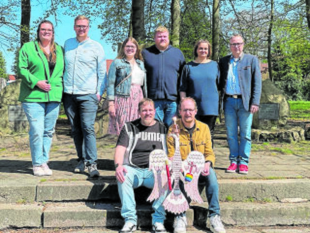 Bei der Vogel-Übergabe (v. li.): Katharina Lichte und 
Hauke Stöver, Yvonne Lengning und Nils Stoffers, Ivonn und Tim 
Goetsch sowie vorne: das Königspaar Marc und Sven Baden (re.) Foto: Baden