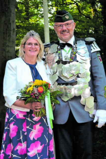 Hollenstedts neues Königspaar Thomas und Ingrid Stöver  | Foto: bim