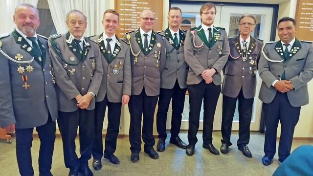  Beförderte.
v.l.: Kommandeur Peter Kasteinke, Stabsfeldwebel Fred Caesar, Oberstabsfeldwebel und
Schriftführer Felix Oppermann, Hauptmann Immo Röhl, Leutnant und 2.
Grundstücksausschuss Mark-Peter Trutnau, Unterfeldwebel Andre Köllner, Oberleutnant und
Gewehrzugführer Ingolt Bergmann, Unterfeldwebel Kenan Mergen | Foto: SK Winsen