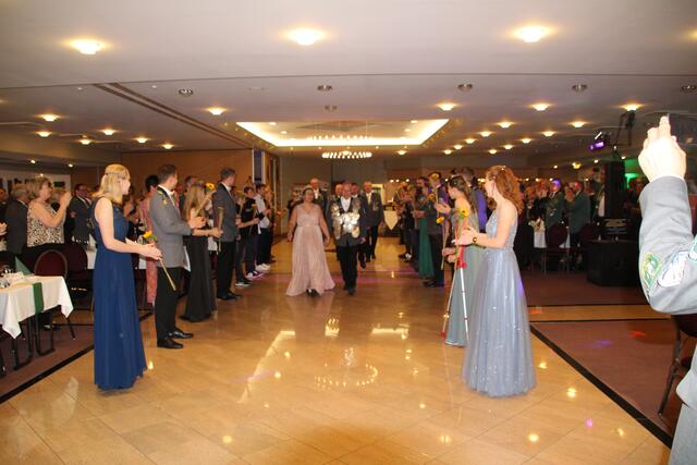 Einmarsch des Königspaares durch ein Spalier der Jugendlichen, deren Trainer der König ist | Foto: Altklosteraner