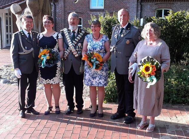 König Volker Tolzin mit seiner Königin Marietta (Mitte) und seinen Adjutanten (v.li.) Holger Beecken mit Ehefrau Christel und Hans-Werner Witte mit Ehefrau Barbara  | Foto: Verein
