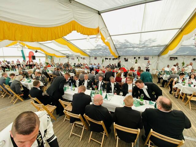 Königsfrühstück im Festzelt | Foto: Altklosteraner