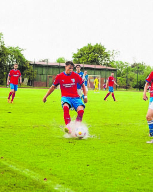 Pfützen auf dem Platz erschwerten das Fußballspiel | Foto: Schinner