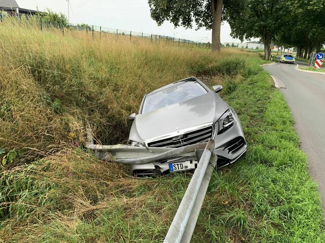 Der Mercedes blieb an der Schutzplanke hängen | Foto: Polizei