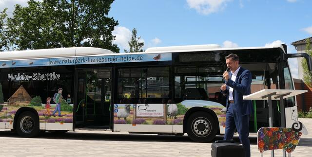 Verkehrsminister Olaf Lies eröffnete die Heideshuttle-Saison, die am 15. Juli startet | Foto: Naturpark Lüneburger Heide