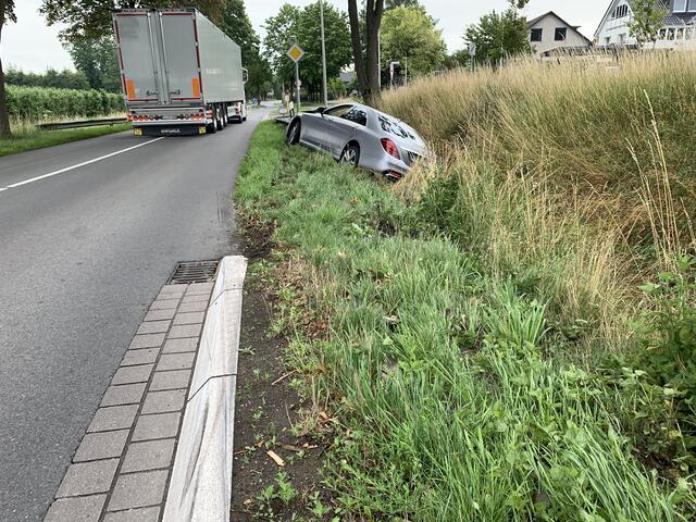 Der Fahrer (83) hatte die Kontrolle über seinen Mercedes verloren | Foto: Polizei