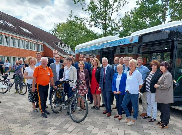 Zahlreiche Ehrengäste - auch aus dem Landkreis Harburg - waren bei der Saisoneröffnung des Heideshuttles dabei | Foto: Naturpark Lüneburger Heide