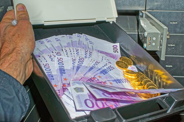 Die Täter stahlen an zwei Tagen Geld, Gold, Schmuck und andere Wertgegenstände aus den aufgebrochenen Schließfächern - Symbolfoto | Foto: Blickfang / Adobe Stock