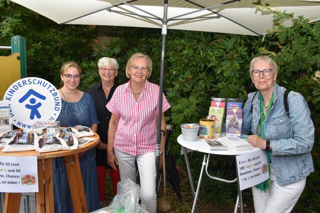 Der Deutsche Kinderschutzbund war mit Info-Material und einer Tombola vor Ort (v.li.): Jessica Nonn (Praktikantin), Dr. Anne Buhr (Vorsitzende DKSB), Hedwig Oberbeck (DKSB) und Helga Kruse-Moosmeyer (DKSB)  | Foto: Axel-Holger Haase