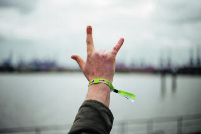 Mit "Panama"-Armbändern ausgestattete FKP-Scorpio-Mitarbeiter kümmern sich auf Festivals um Besucher, die sich bedrängt fühlen | Foto: Carsten Christians / FKP Scorpio