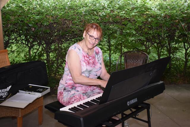 Pianistin Ute Jonge-Erikson unterhielt die Gäste mit vielen bekannten Songs und erhielt viel Beifall | Foto: Axel-Holger Haase