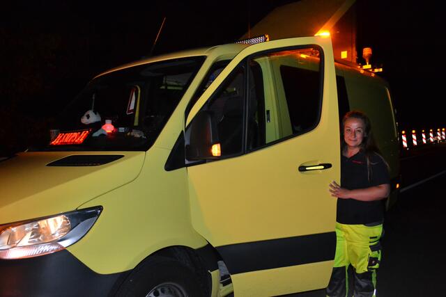 Sandra Steinitz fährt eines der Begleitfahrzeuge des Schwerlasttransportes | Foto: bim