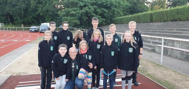 Eine kleine Abordnung der Jugendsportabteilung 2022 mit dem stolzen Trainer | Foto: Altklosteraner