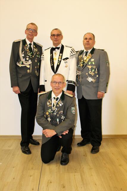 Der König (vorne) mit seinen Adjutanten (v. li.)  Wolfgang Reinecke ("Wolle" ), Sven Burmester (Ex-König und Ex-Stadtkönig)  sowie Marko Lemmel (Vereinsportleiter und Papageienkönig)  | Foto: Altklosteraner