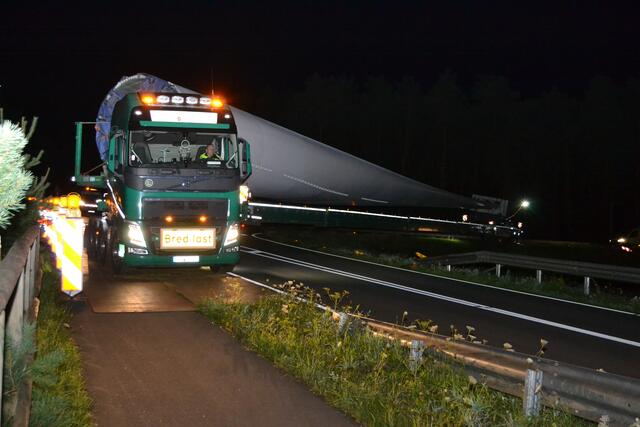 Der Fahrer "jongliert" den Flügel um die Kurve | Foto: bim