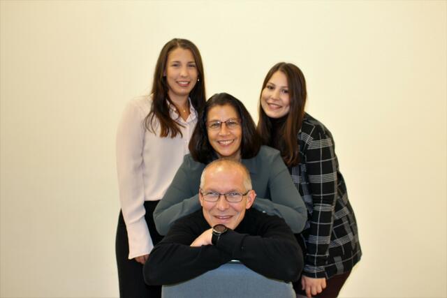 Der König und seine Frauen: Ehefrau Heike (Mitte) sowie die beiden Töchter Milena (hi. li.) und  Eileen (hi. re.)  | Foto: Altklosteraner