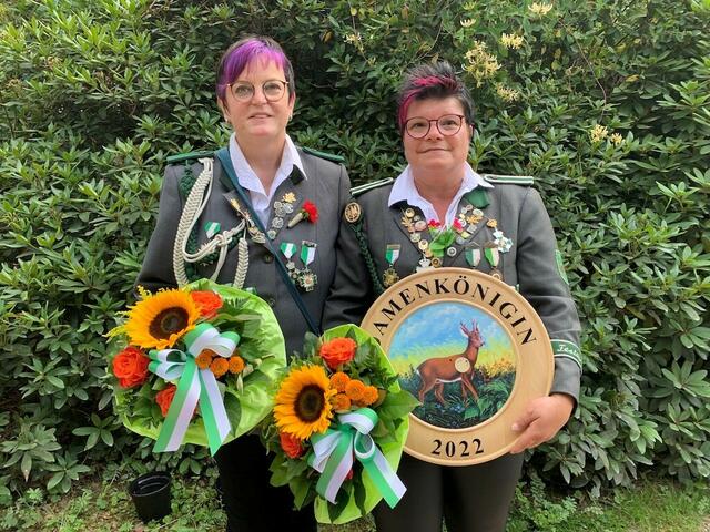 Die Damenkönigin Monika Wemmel (re.) mit Adjutantin Brigitte Bade blicken auf ein tolles Jahr zurück | Foto: Verein