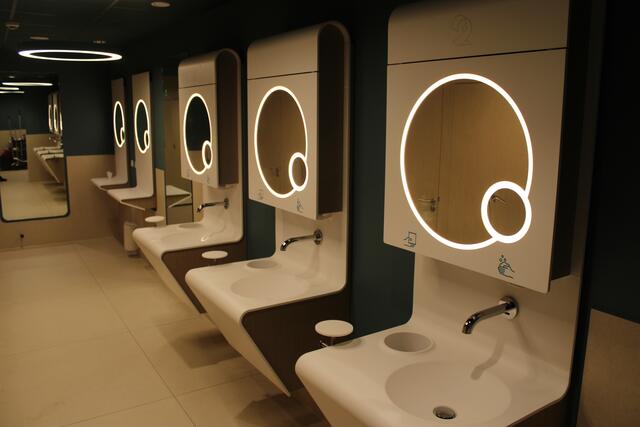 Futuristisch im Design: die Sanitäranlagen des Autohofs | Foto: ce