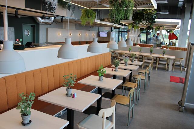 Viel Komfort und Platz für die Gäste bietet der Gastronomie-Bereich des Autohofes | Foto: ce