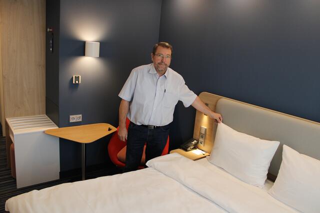 "Hier liegen Sie richtig", lädt Hotel-Geschäftsführer Rainer W. Werdel die Gäste zum Verweilen ein | Foto: ce