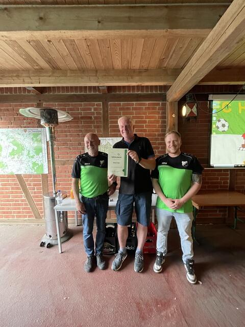 Glückwunsch zur Ehrung: Wilfried Tödter (Mi.) mit Klaus Voigts (li.) und Mads Hennig vom FC-Vorstand | Foto: Voigts
