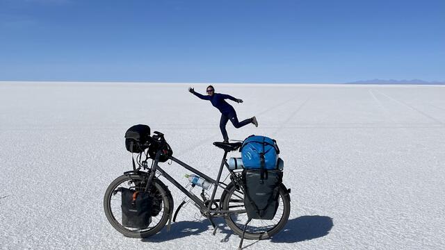 Kreativ fotografiert: Sabine Mohme "balanciert" im Salzsee auf ihrem Fahrradsattel | Foto: Mohme