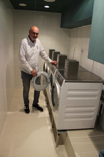 Saubere Sache: Autohof-Betriebsleiter Andreas Hecker hält auch Waschmaschinen für die Gäste parat | Foto: ce